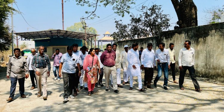 अक्कलकोट रोडवरील स्मशानभूमीचा होणार कायापालट; महापौर आणि आयुक्तांकडून प्रत्यक्ष पाहणी​