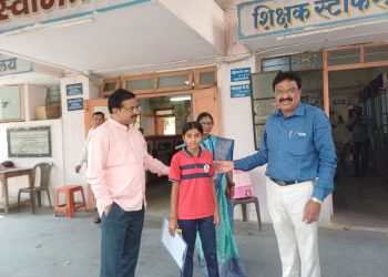 घरात वडिलांचे प्रेत … मुलीने दिला दहावीचा पेपर..