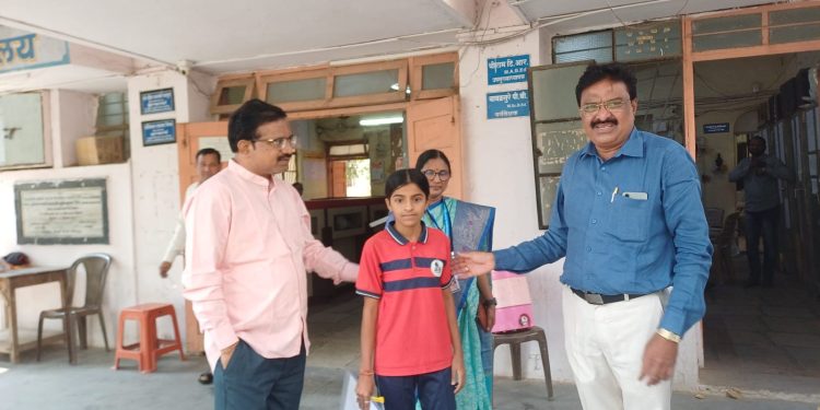 घरात वडिलांचे प्रेत … मुलीने दिला दहावीचा पेपर..