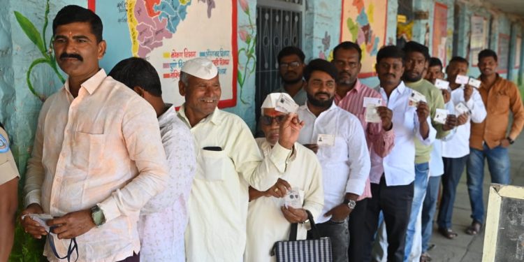 दक्षिणमध्ये चुरशीने ६० टक्के मतदान