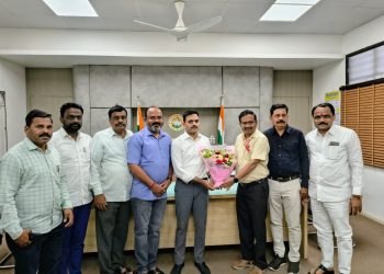 शिक्षणाधिकारी सचिन जगताप यांनी केला यांचा सीईओ कुलदीप जंगम यांचा सत्कार..