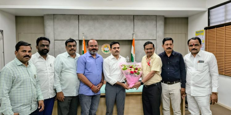 शिक्षणाधिकारी सचिन जगताप यांनी केला यांचा सीईओ कुलदीप जंगम यांचा सत्कार..