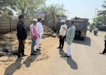 माझा प्रभाग माझा विकास : प्रभाग 26 चे नगरसेवक दीपक जमादार उतरले रस्त्यावर..