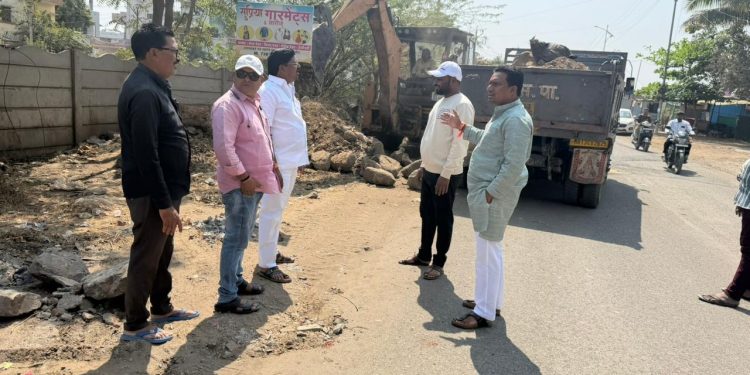 माझा प्रभाग माझा विकास : प्रभाग 26 चे नगरसेवक दीपक जमादार उतरले रस्त्यावर..