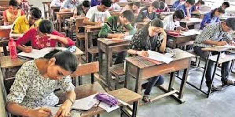 एकीकडे कॉपीमुक्त अभियान तर ; सोलापुरात दुसरीकडे बारावीच्या परीक्षेत कॉपीचा प्रकार उघड..