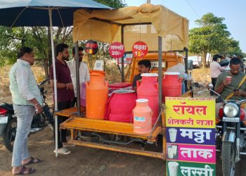 विजयपूर हायवेवर रसवंती आणि मठ्ठा केंद्रांची रेलचेल; प्रवाशांना मिळतोय दिलासा.