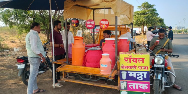 विजयपूर हायवेवर रसवंती आणि मठ्ठा केंद्रांची रेलचेल; प्रवाशांना मिळतोय दिलासा.