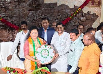 जेसीबीने पुष्पवृष्टी आणि क्रेनचा हार; रंजिता चाकोते यांच्या निवडीचा सोलापुरात ‘शाही’ जल्लोष!