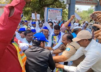 आखाती युद्धाचे परिणाम आणि सरकारच्या धोरणांचा निषेध; सोलापुरात ‘वंचित’चे तीव्र निदर्शन
