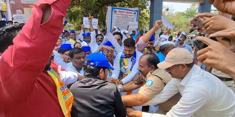 आखाती युद्धाचे परिणाम आणि सरकारच्या धोरणांचा निषेध; सोलापुरात ‘वंचित’चे तीव्र निदर्शन