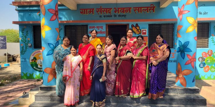 जल महोत्सवानिमित्त महिला दिनी जिल्हयात पाणी गुणवत्ता तपासणा-या महिलांचा सत्कार