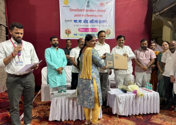 माहिती तंत्रज्ञान मंत्री आशिष शेलार यांचे हस्ते आधार संच वितरण