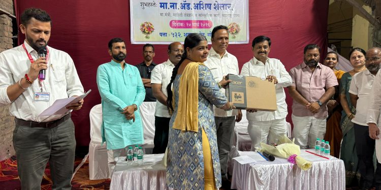 माहिती तंत्रज्ञान मंत्री आशिष शेलार यांचे हस्ते आधार संच वितरण