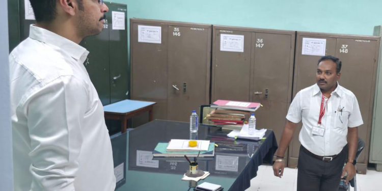 जिल्हाधिकारी कुमार आशीर्वाद यांनी केली जिल्हा कोषागार कार्यालयाची पाहणी.