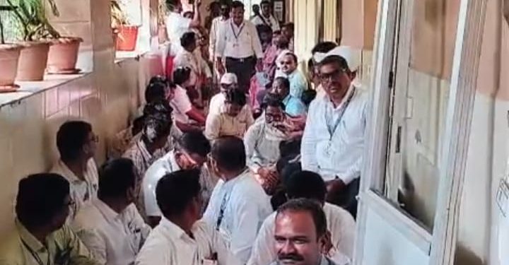 प्रलंबित मागण्यांसाठी ‘शिक्षक भारती’चा शिक्षणाधिकारी कार्यालयात ठिय्या आंदोलन..