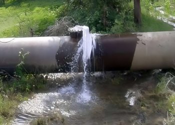 आसरा रेल्वे रुळाजवळील जलवाहिनी फुटली; जुळे सोलापूरचा पाणीपुरवठा विस्कळीत