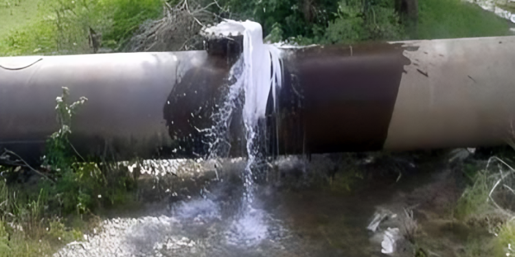 आसरा रेल्वे रुळाजवळील जलवाहिनी फुटली; जुळे सोलापूरचा पाणीपुरवठा विस्कळीत
