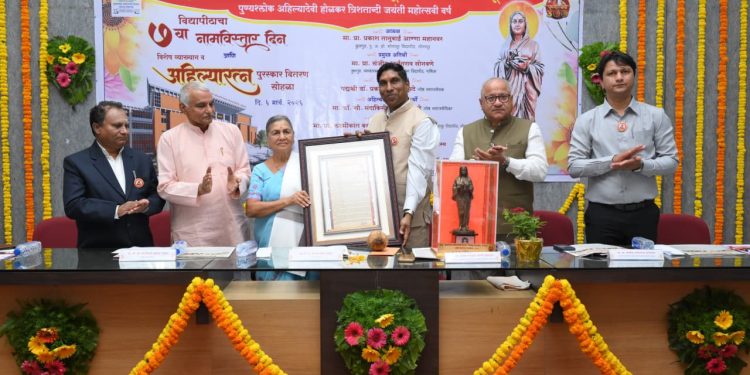 भामरागड ते सोलापूर: डॉ. मंदाकिनी आमटे यांचा ‘अहिल्यारत्न’ पुरस्काराने सन्मान..