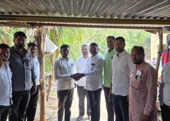 महादेव कोगनूरे यांच्याकडून आहेरवाडीच्या जळीतग्रस्त कुटुंबाला मदत