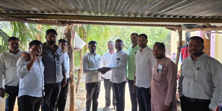 महादेव कोगनूरे यांच्याकडून आहेरवाडीच्या जळीतग्रस्त कुटुंबाला मदत