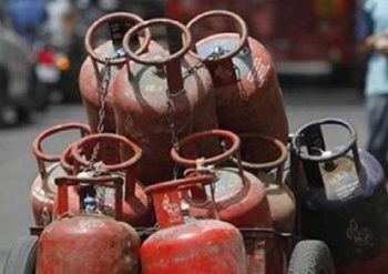 गॅसचा काळाबाजार करणाऱ्यांचे धाबे दणाणले; सोलापूर जिल्हा प्रशासनाचे ‘दक्षता पथक’ तैनात!”