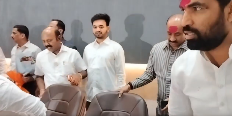 सत्ता मिळाली पण माणुसकीही जपली! आमदार सचिन कल्याणशेट्टींच्या ‘त्या’ कृतीने सोलापूर जिल्हा परिषदेत जिंकली सर्वांची मने.