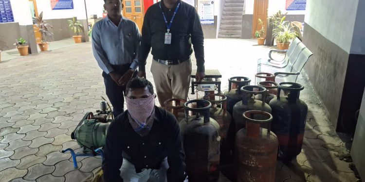 अवैध गॅस रिफिलिंगवर धाड; पंढरपूर पुरवठा विभागाची मोठी कारवाई