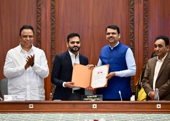 सोलापूर जिल्हा परिषदेचा मान वाढला; CEO कुलदीप जंगम यांचा मुंबईत सत्कार