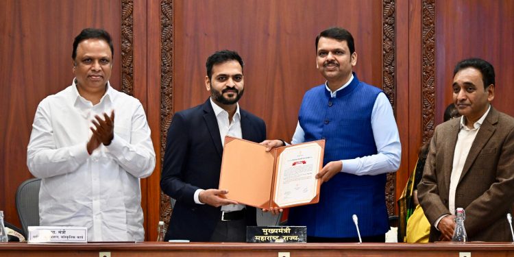 सोलापूर जिल्हा परिषदेचा मान वाढला; CEO कुलदीप जंगम यांचा मुंबईत सत्कार