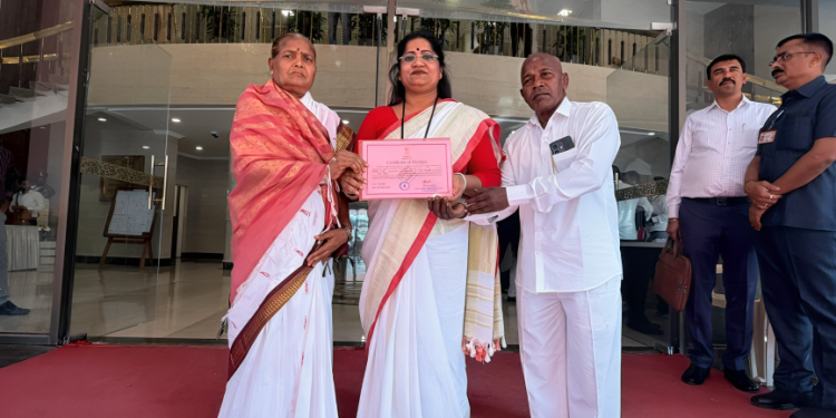 आई-वडिलांसोबत खासदार डॉ. ज्योती वाघमारे यांनी स्वीकारले प्रमाणपत्र .