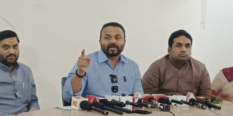 “विकास कामांवरून गोरे यांचा नेत्यांना टोला; सोलापूरच्या प्रश्नांवर मांडली स्पष्ट भूमिका”