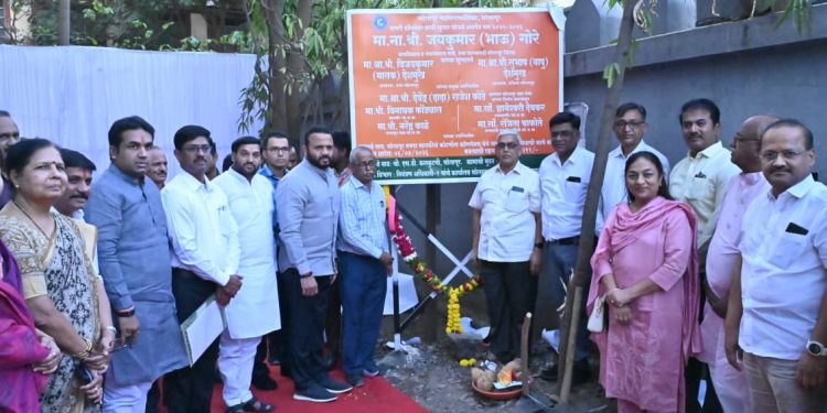 पालकमंत्री यांच्या हस्ते कोटणीस कॉम्प्लेक्स नूतनीकरण कामाचे भूमिपूजन