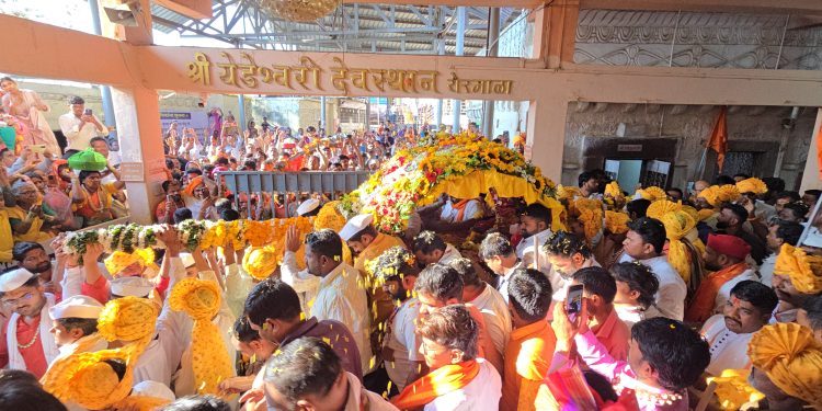 बार्शीच्या सोमनाथ राऊत यांची येरमाळा येथील आई येडेश्वरीला नयनरम्य पुष्पसेवा