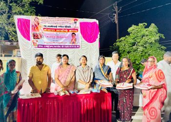 गणेश नगर तांडा, कोंडी येथे घनश्याम भोसले प्रतिष्ठानतर्फे साड्या वाटप