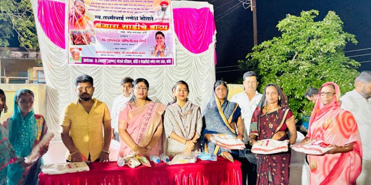 गणेश नगर तांडा, कोंडी येथे घनश्याम भोसले प्रतिष्ठानतर्फे साड्या वाटप