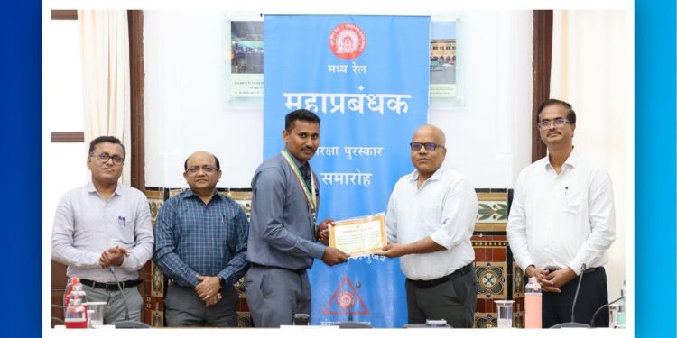 मध्य रेल्वेच्या सोलापूर विभागातील २ कर्मचाऱ्यांना संरक्षा पुरस्कारा’ने सन्मानित