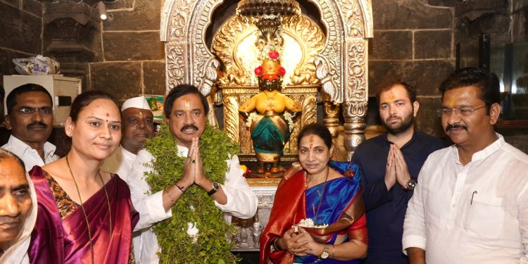 राष्ट्रवादी काँग्रेसचे प्रदेशाध्यक्ष सुनील तटकरे यांनी घेतले सहकुटुंब श्री विठ्ठल-रूक्मिणीचे दर्शन