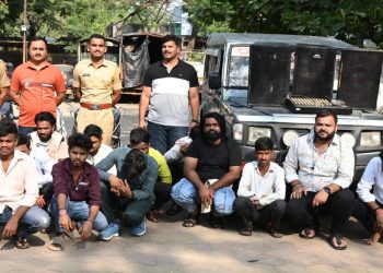 सोलापुरात पोलिसांचा ‘सर्जिकल स्ट्राईक’! तीन ऑर्केस्ट्रा बारवर धडक कारवाई, ९१ जणांवर गुन्हे दाखल