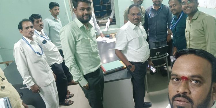 ३१ मार्चला कोषागार कार्यालयाचा ‘ओव्हरटाईम’; जिल्हाधिकाऱ्यांनी थोपटली अधीक्षक वैभव राऊत यांची पाठ!”