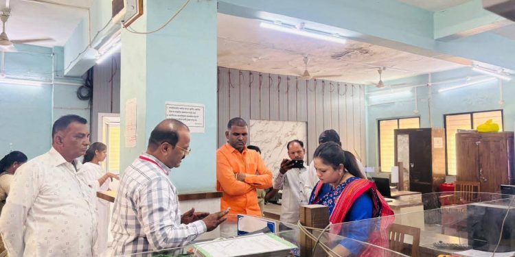 सभापती संस्कृती सातपुते यांच्याकडून समाज कल्याणची झाडाझडती ; कार्यालयाची अवस्था पाहून संतापल्या !