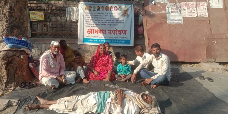 “भ्रष्ट अधिकाऱ्यांचे ‘वतन’ जमिनीवर डोळे? मोडनिंबमध्ये शेतकऱ्याची फसवणूक; आता थेट जिल्हाधिकाऱ्यांच्या दारात न्यायनिवाडा!”