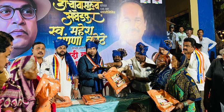 कोठे परिवाराचा सामाजिक कार्याचा वारसा अखंड; महामानव जयंतीनिमित्त शहरात १,००० साड्यांचे वाटप
