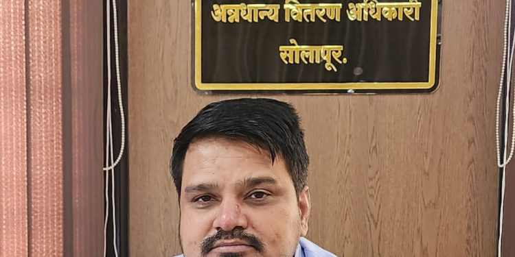अन्नधान्य वितरण अधिकाऱ्यावर अधिकार गैरवापराचे गंभीर आरोप