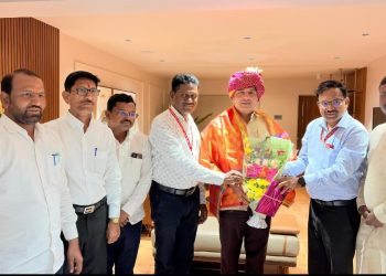 शिक्षणाधिकारी सचिन जगताप यांच्याकडून सभापती केदार यांचा सत्कार; जिल्ह्यातील कोणत्याही शिक्षकांची कामे आडता कामा नये..