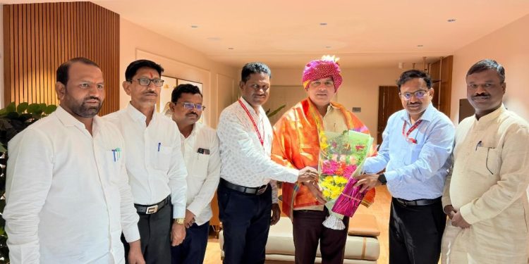 शिक्षणाधिकारी सचिन जगताप यांच्याकडून सभापती केदार यांचा सत्कार; जिल्ह्यातील कोणत्याही शिक्षकांची कामे आडता कामा नये..