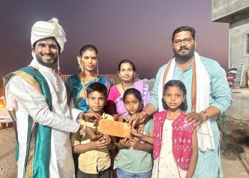 नवदाम्पत्याने बालकाश्रमातील दोन मुलांचे घेतले शैक्षणिक पालकत्व