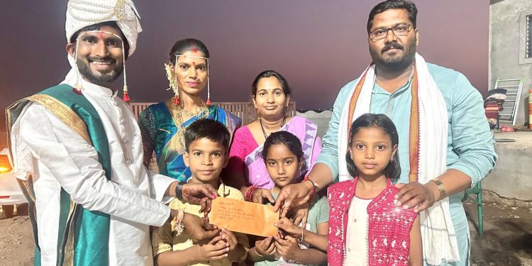 नवदाम्पत्याने बालकाश्रमातील दोन मुलांचे घेतले शैक्षणिक पालकत्व