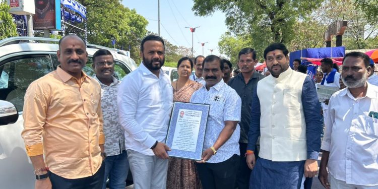 नगरसेवक ; किसन जाधव यांच्याकडून पालकमंत्र्यांना संविधानाची प्रतिमा भेट