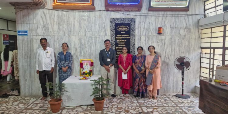 राष्ट्रसंत तुकडोजी महाराज जयंतीनिमित्त शासकीय वैद्यकीय महाविद्यालयात अभिवादन