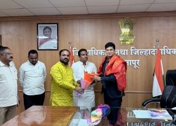 सोलापूरच्या प्रलंबित प्रश्नांवर नगरसेवक दीपक जमादार यांनी नूतन जिल्हाधिकारी कार्तिकेयन यांच्याशी साधला संवाद